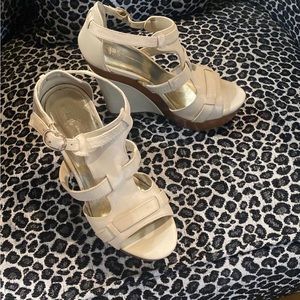 BCBG wedges shoes beige leather